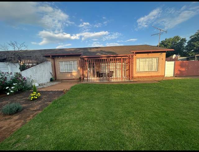 3 BEDROOM HOUSE FOR SALE IN VANDERBIJLPARK CW 2